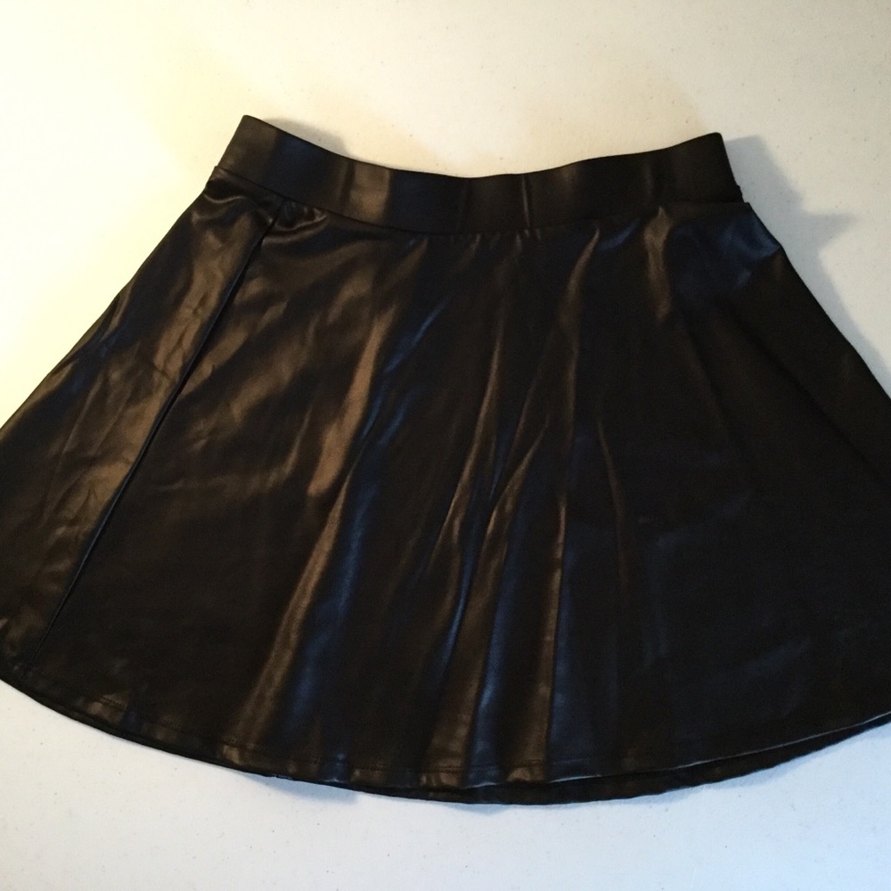 Women’s Black Faux Leather Mini Skirt ~ Size Med